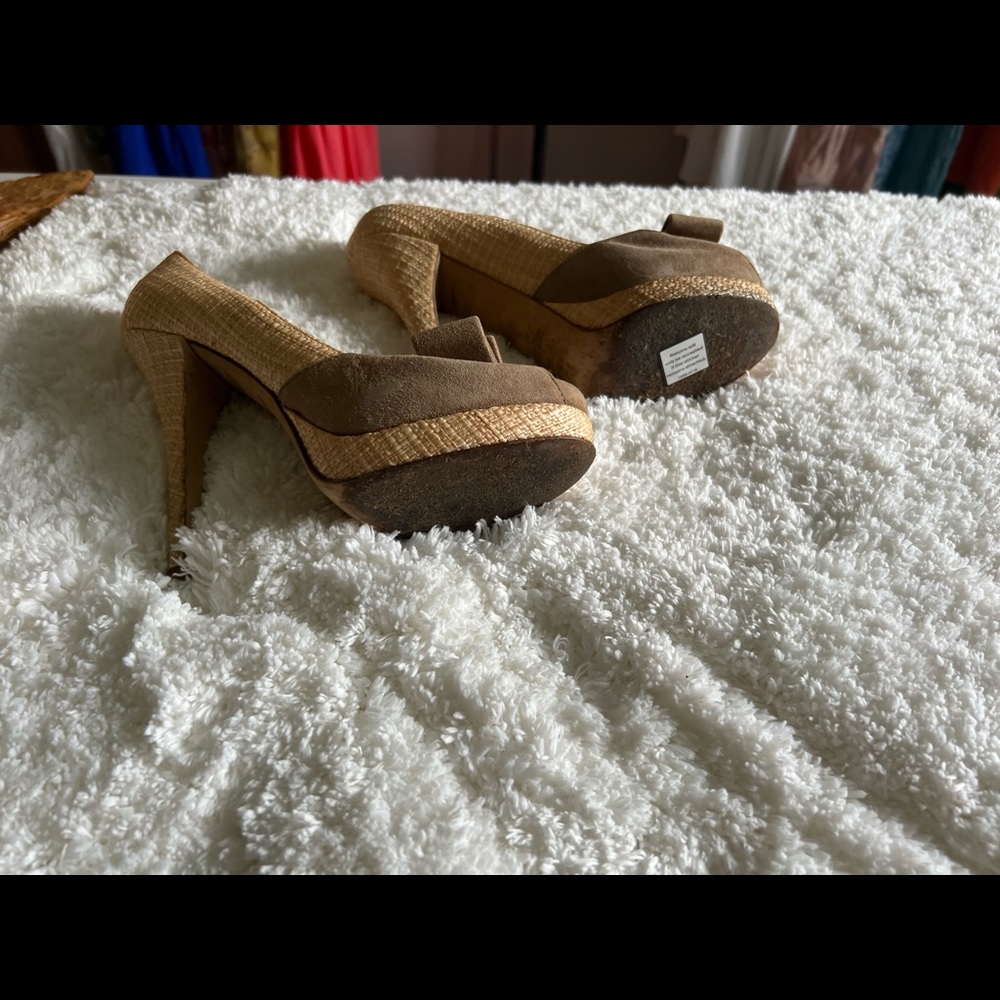 We Authenticate Fendi chic elegance shoes 👠
